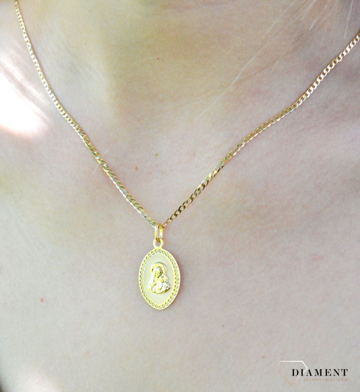 Złoty medalik owalny 333 z Matką Boską Częstochowską  ZA 3798 333jk.jpg